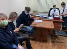 Слева направо: глава организации «Еркіндік қанаты» Елена Швецова, адвокат Ольга Эннс, юрист Роман Реймер в кабинете заместителя начальника налогового управления Ерлика Муканова. Нур-Султан, 18 января 2021 года.