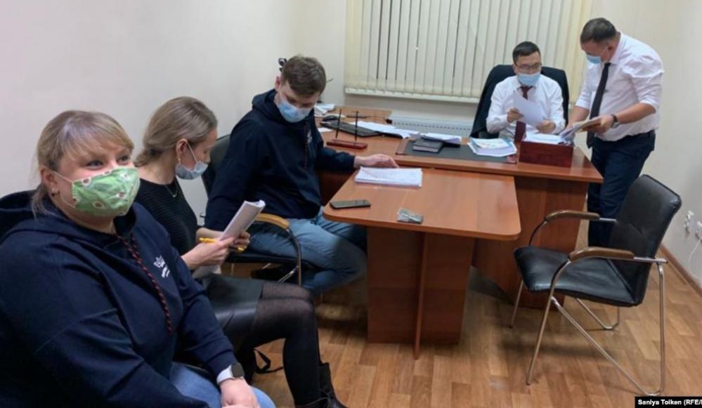 Слева направо: глава организации «Еркіндік қанаты» Елена Швецова, адвокат Ольга Эннс, юрист Роман Реймер в кабинете заместителя начальника налогового управления Ерлика Муканова. Нур-Султан, 18 января 2021 года.